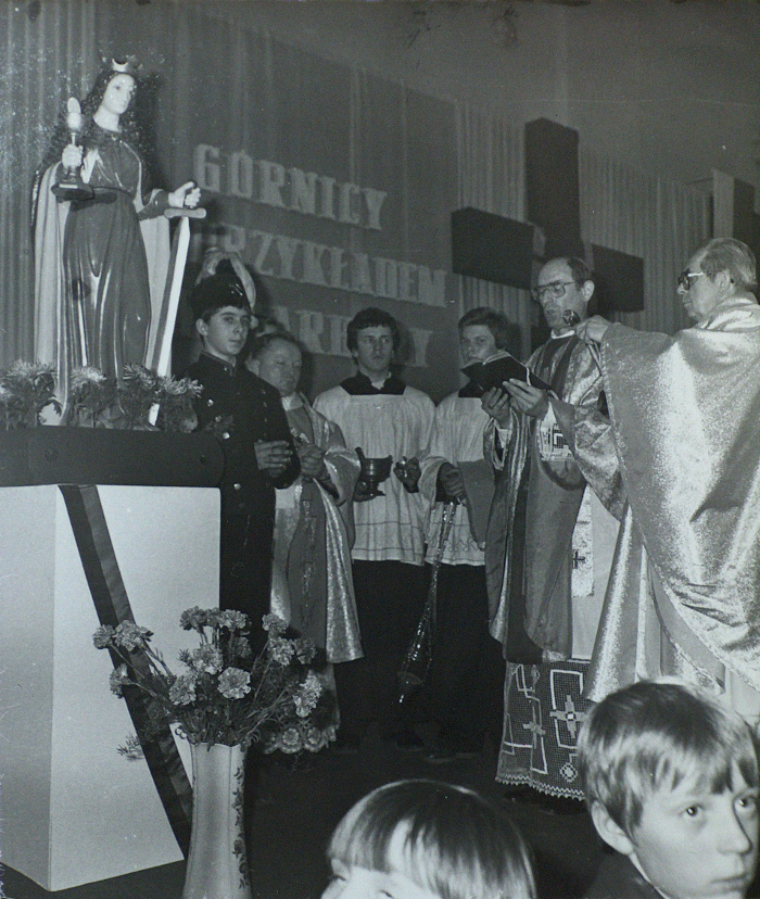 6 34 Odnowienie kultu św. Barbary w Ruchu I kopalni Powstańców Śląskich poświęcenie figury 1980 r. m