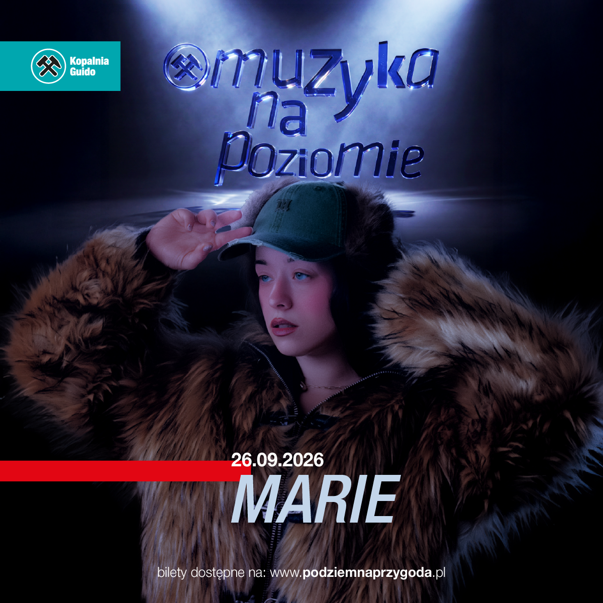Plakat promujący koncert Marie z cyklu „Muzyka na Poziomie” w Kopalni Guido. Na ciemnym tle widoczna jest młoda kobieta w zielonej czapce z daszkiem i obszernej kurtce z futrzanym kołnierzem, oświetlona punktowym światłem. Nad nią znajduje się przestrzenny, niebieski napis „Muzyka na Poziomie”, a w lewym górnym rogu logo Kopalni Guido. W dolnej części plakatu umieszczono datę 26.09.2026, duży napis MARIE oraz informację o biletach dostępnych na stronie www.podziemnaprzygoda.pl