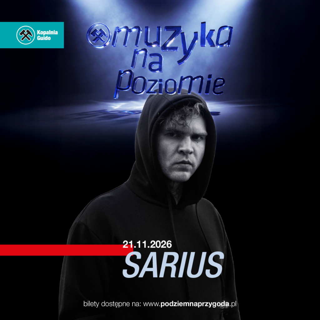 Plakat promujący koncert Sariusa z cyklu „Muzyka na Poziomie” w Kopalni Guido. Na ciemnym tle widoczny jest artysta ubrany w czarną bluzę z kapturem, patrzący prosto przed siebie z poważnym wyrazem twarzy. Nad nim znajduje się przestrzenny, niebieski napis „Muzyka na Poziomie”, a w lewym górnym rogu logo Kopalni Guido. W dolnej części plakatu umieszczono datę 21.11.2026, duży napis SARIUS oraz informację o biletach dostępnych na stronie www.podziemnaprzygoda.pl