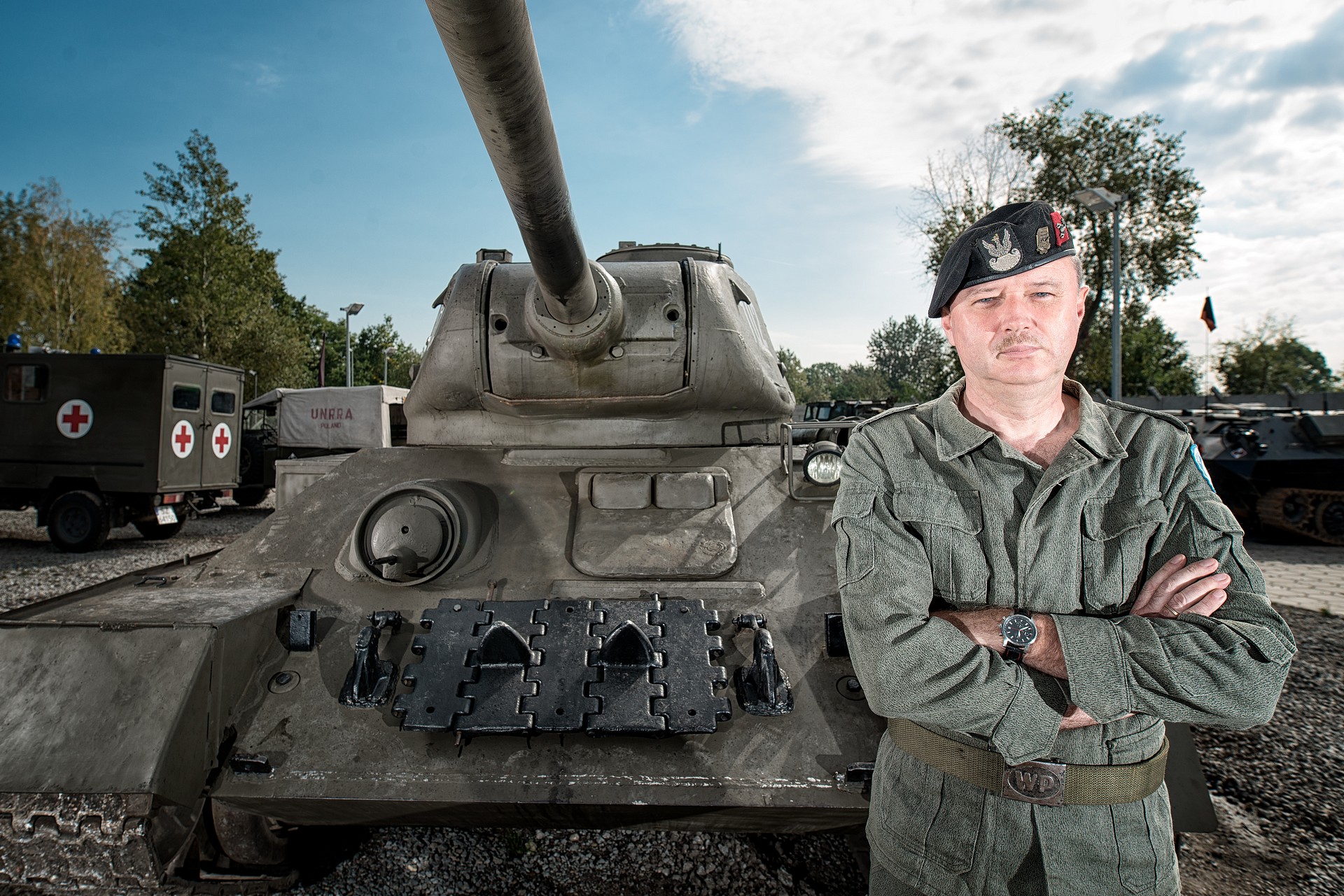 czołg i żołnierz w parku techniki wojskowej